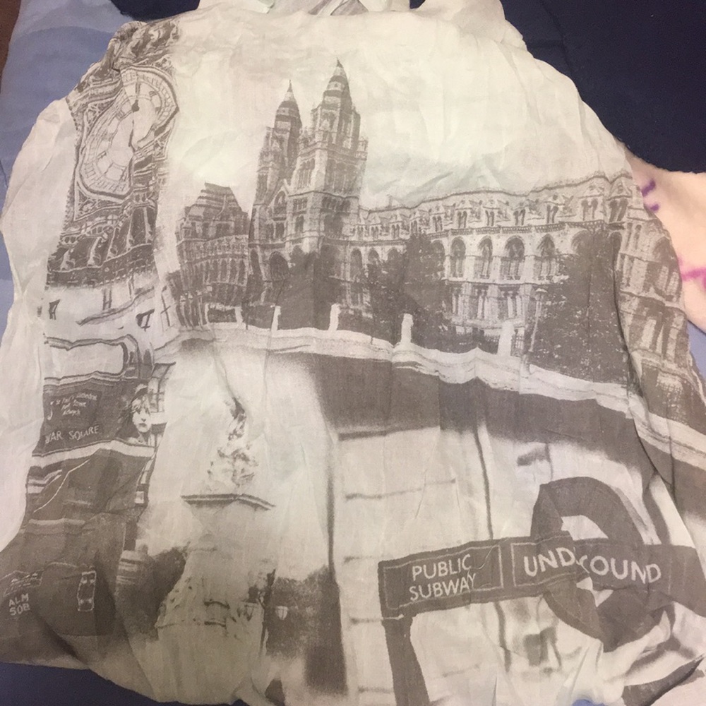 ❤️2 for $10 - City of London Infinity Scarf - Picture 3 of 4